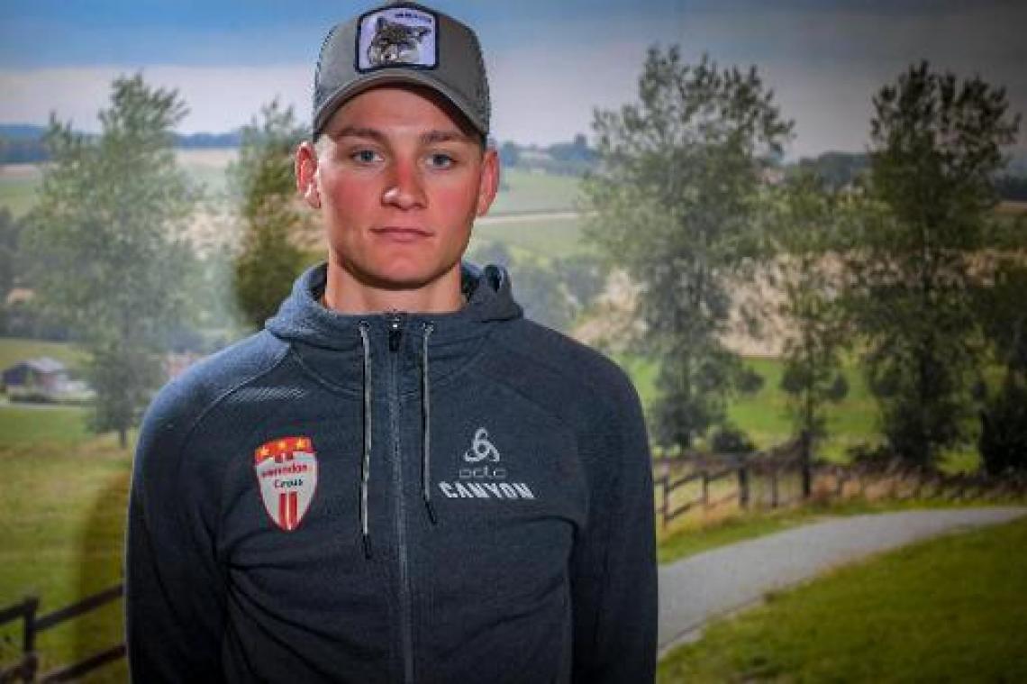 Mathieu van der Poel rijdt solo naar zege in Denain