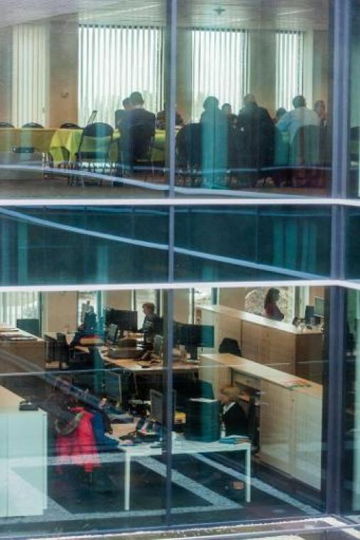Politieke journalisten situeren zichzelf links en hun publiek rechts