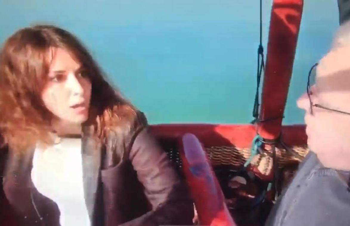VIDEO. Verslaggeefster zit veilig in luchtballon, tot dit gebeurt...