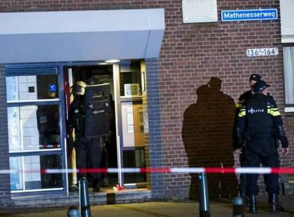 Nederlandse politie neemt telefoons en munitie in beslag