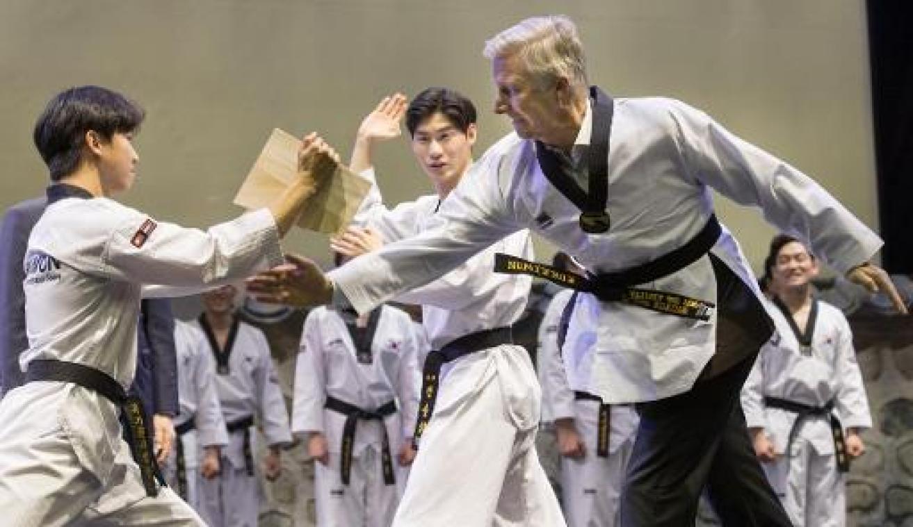 Koning Filip waagt zich aan taekwondo