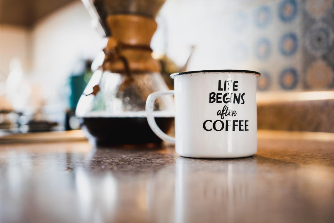 Werknemer (19) doet LSD in koffie collega's voor meer positieve energie