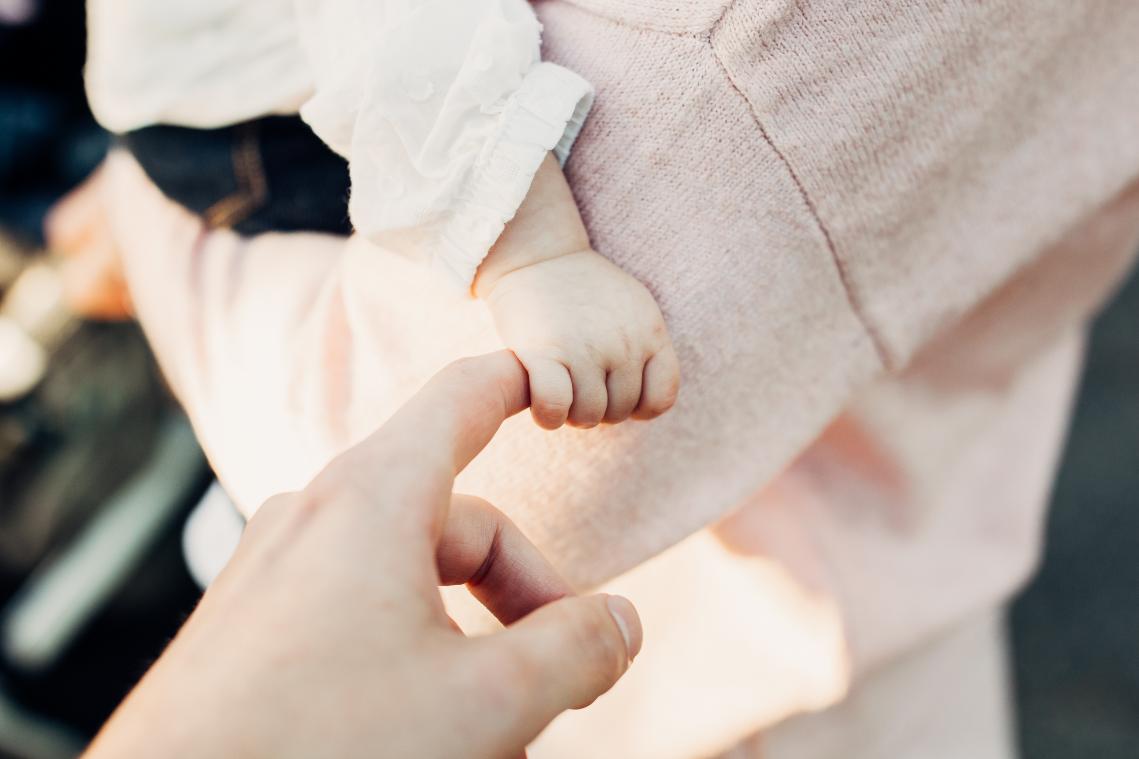 Vrouw bevalt twee keer op één maand