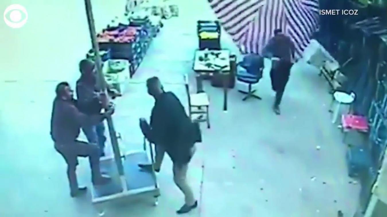 VIDEO. Man vliegt met parasol de lucht in door hevige windvlagen