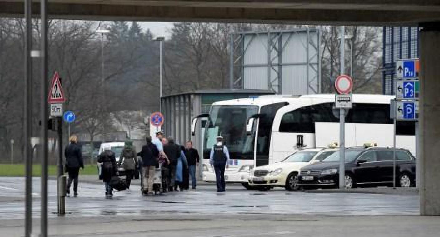 Auto ramt Duitse schoolbus: zestien gewonden