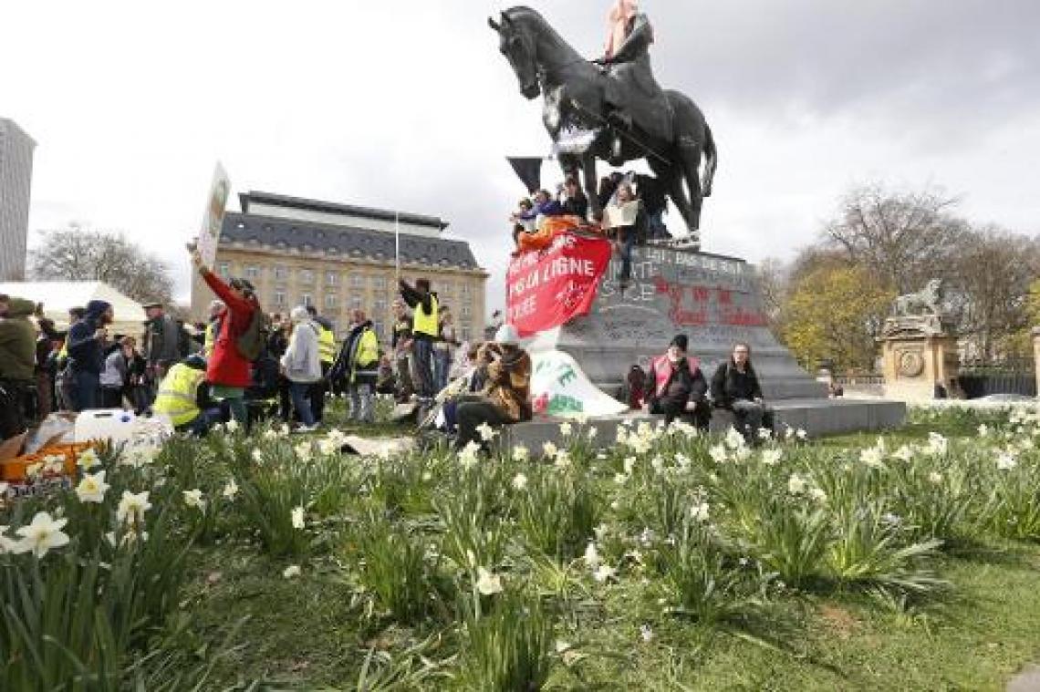 Graffiti van klimaatactivisten verwijderd van Leopold II-standbeeld op Troonplein