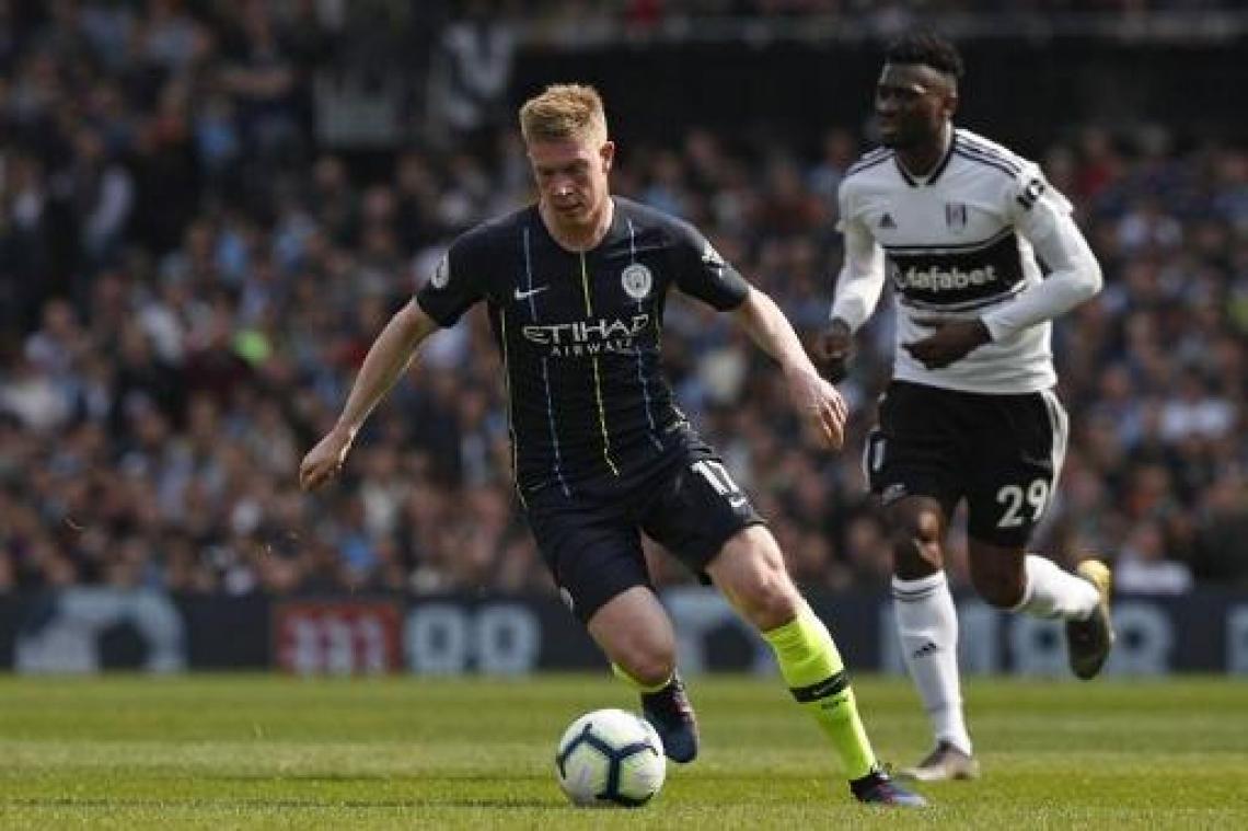 Manchester City viert terugkeer De Bruyne met leidersplaats na vlotte zege in Fulham