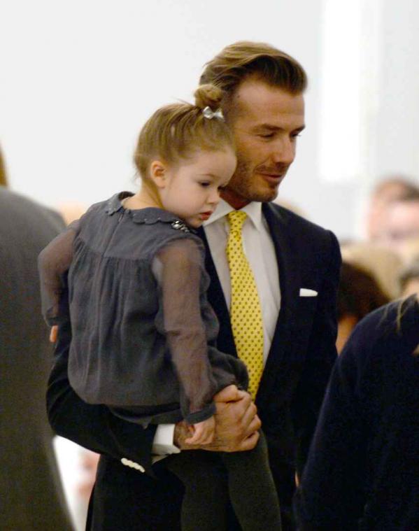 David Beckham naait poppenjurk voor dochter