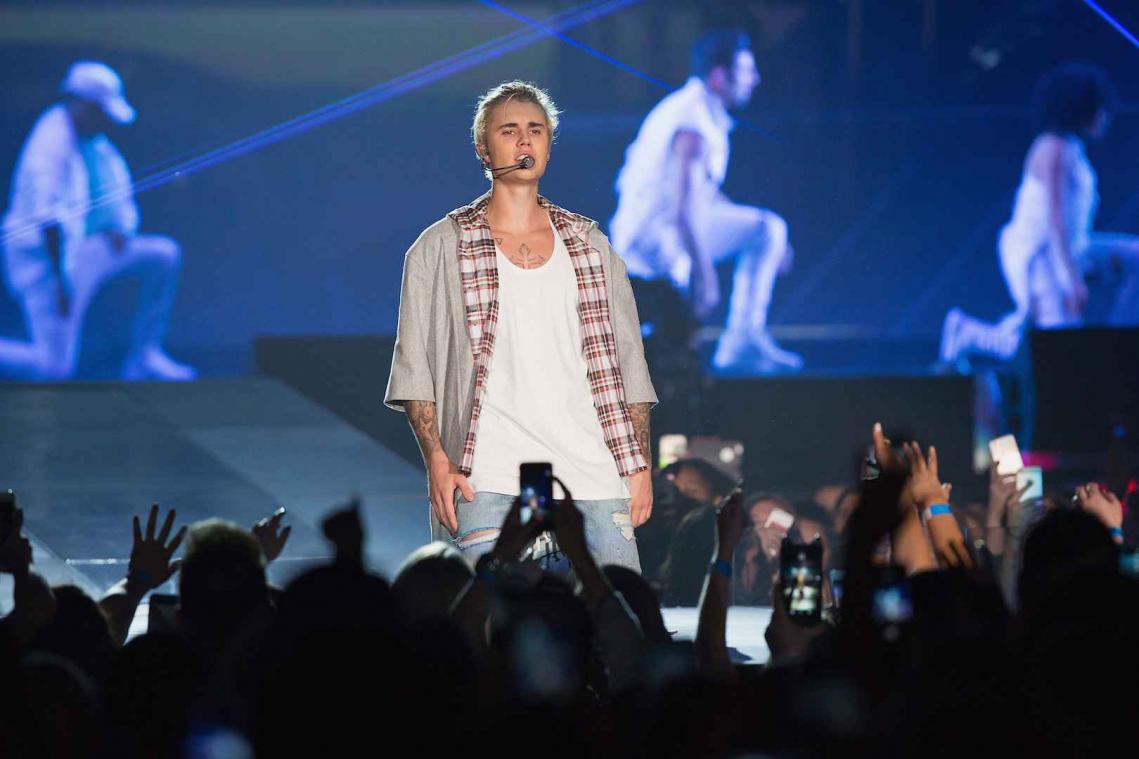 Justin Bieber toont bevallig achterste in de natuur