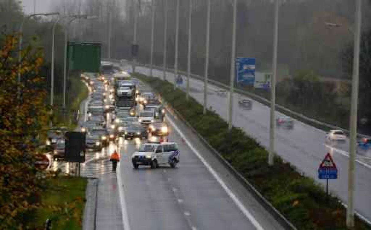 Uur verliestijd door controles op E314 aan grens met Nederland