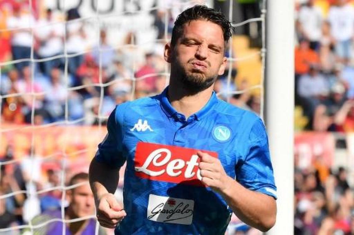 Mertens scoort in ruime zege van Napoli tegen AS Roma, maar moet veld geblesseerd verlaten