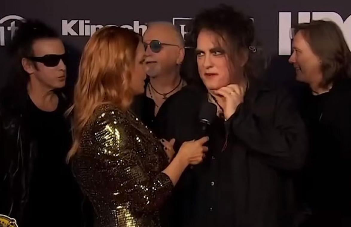 VIDEO. The Cure-zanger brengt té enthousiaste verslaggeefster in verlegenheid