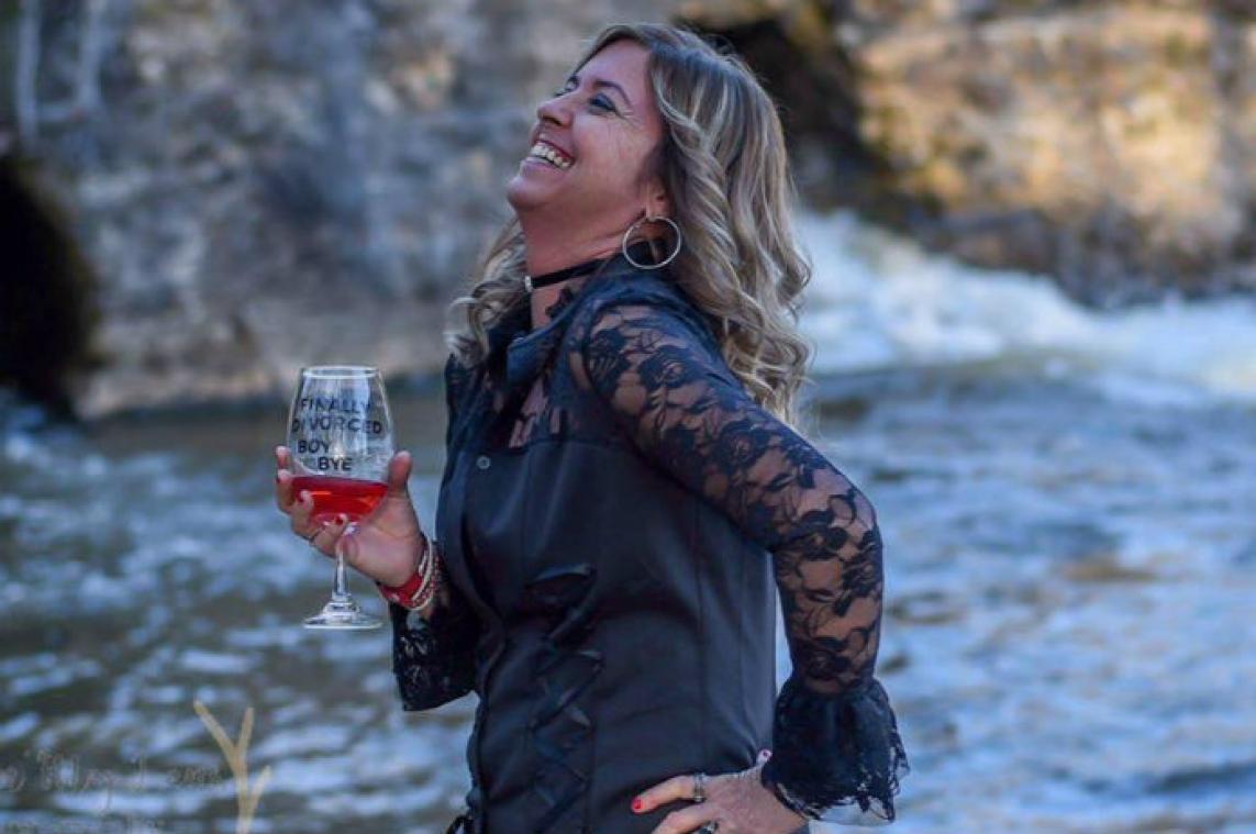 Vrouw viert echtscheiding met ludieke fotoshoot