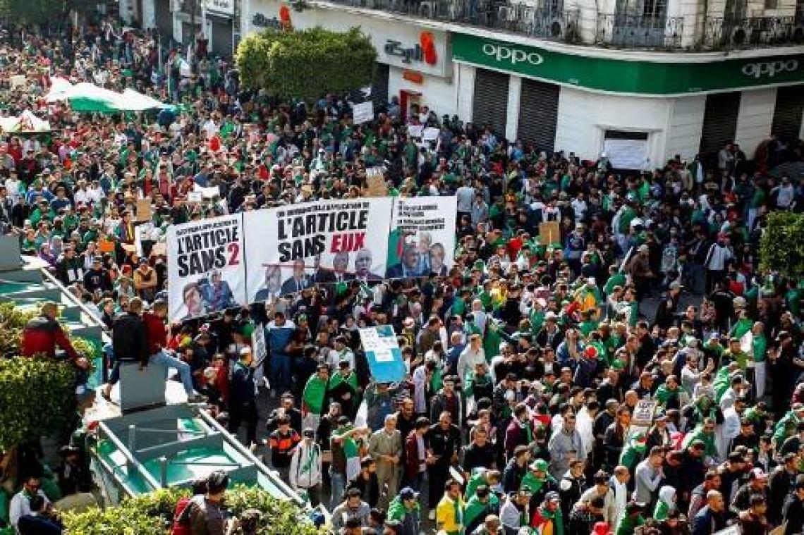 Honderden mensen betogen tegen nieuwe regering van Bouteflika in Algiers