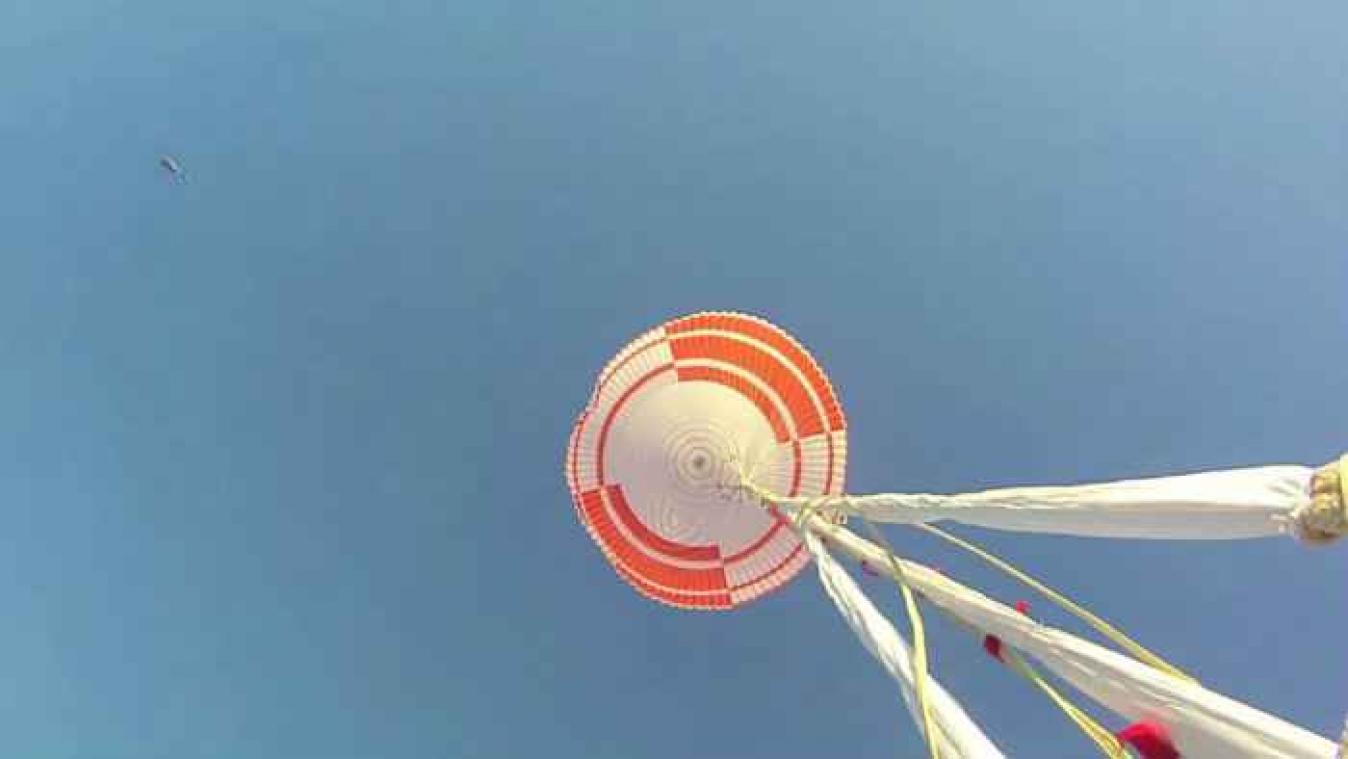 Met deze knettergekke kettingreactie test NASA hun parachutes
