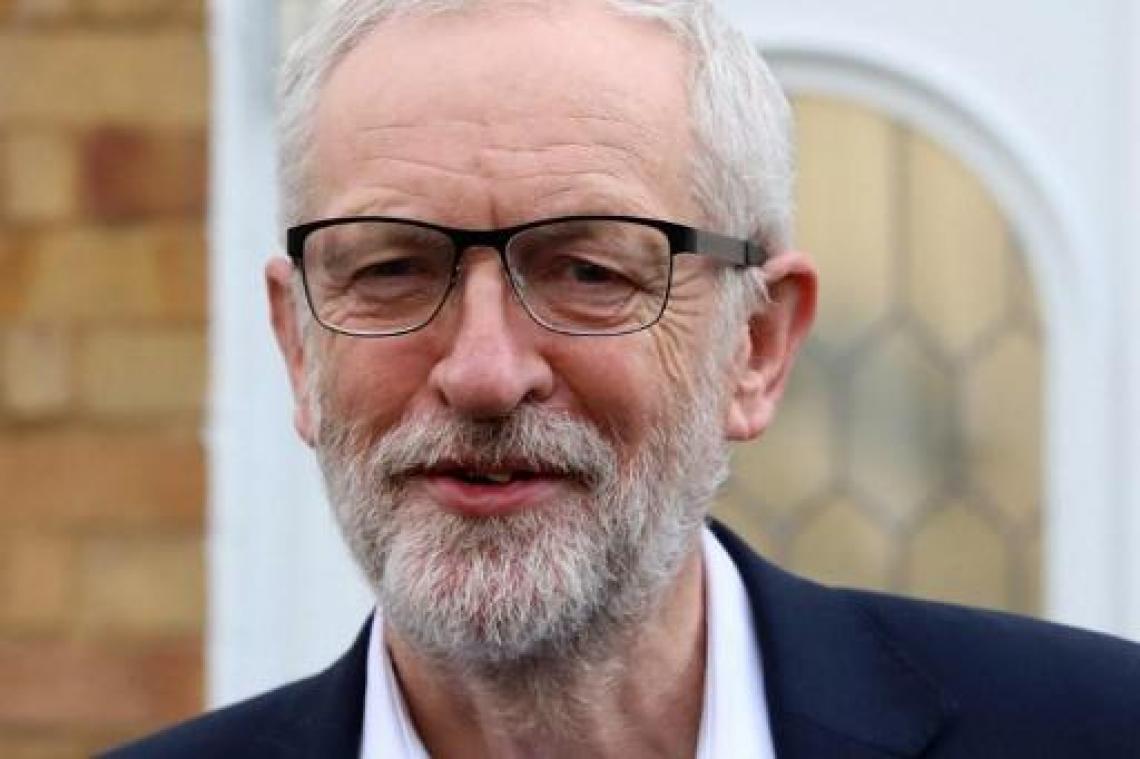Onderzoek geopend in Verenigd Koninkrijk nadat soldaten schieten op portret van Corbyn