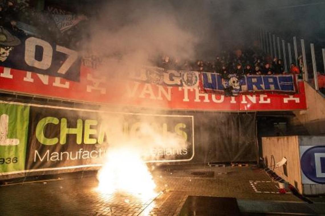 Jupiler Pro League - Genk ontsnapt aan match achter gesloten deuren na ongeval met vuurpijlen
