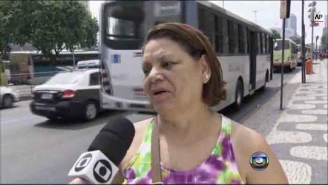 Braziliaanse vrouw wordt overvallen terwijl ze een interview geeft over de stijgende criminaliteit