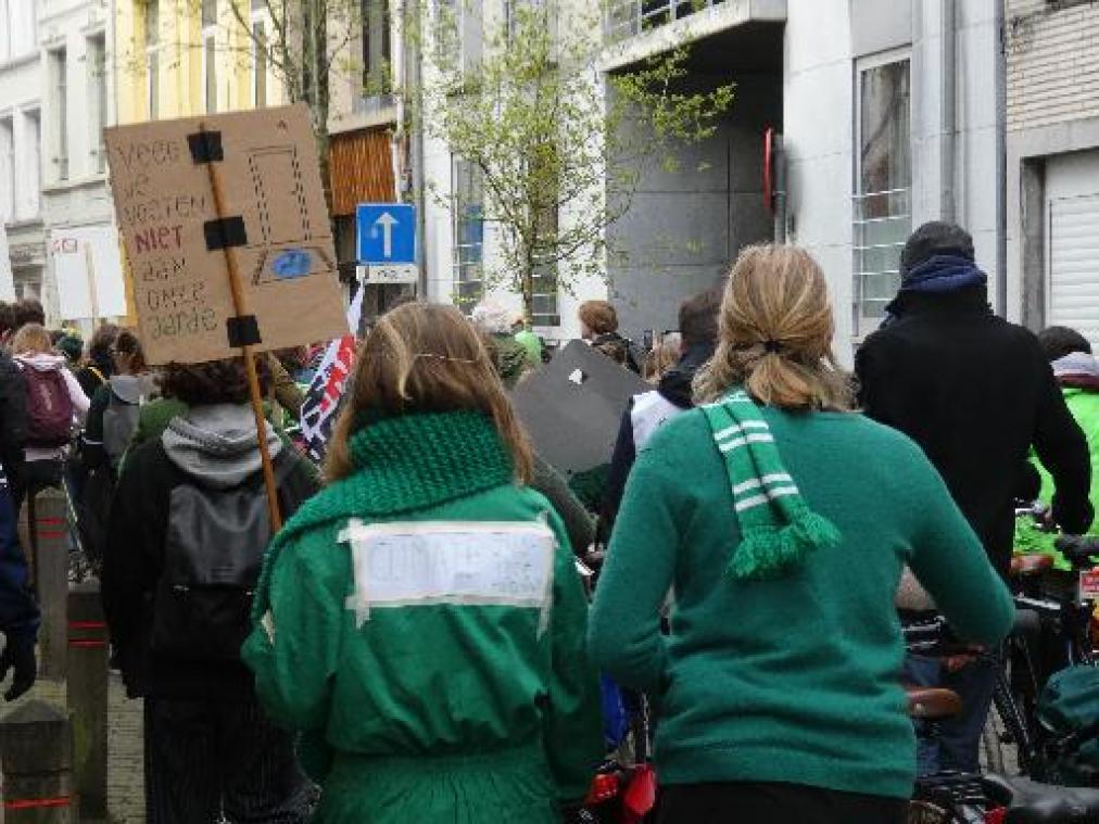 Spijbelen voor het klimaat - Honderdtal "groene" klimaatspijbelaars trekt door Antwerpen