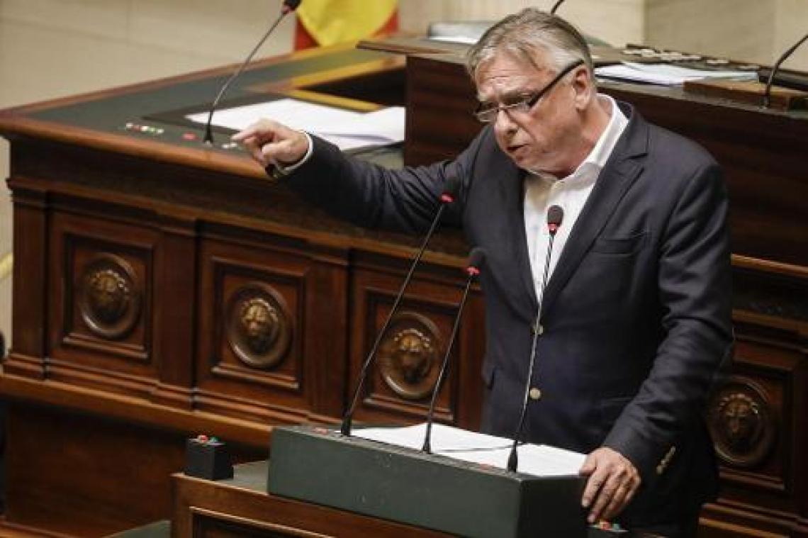 De "communautaire waanzin"-tweet van Michel krijgt forse kritiek in de Kamer
