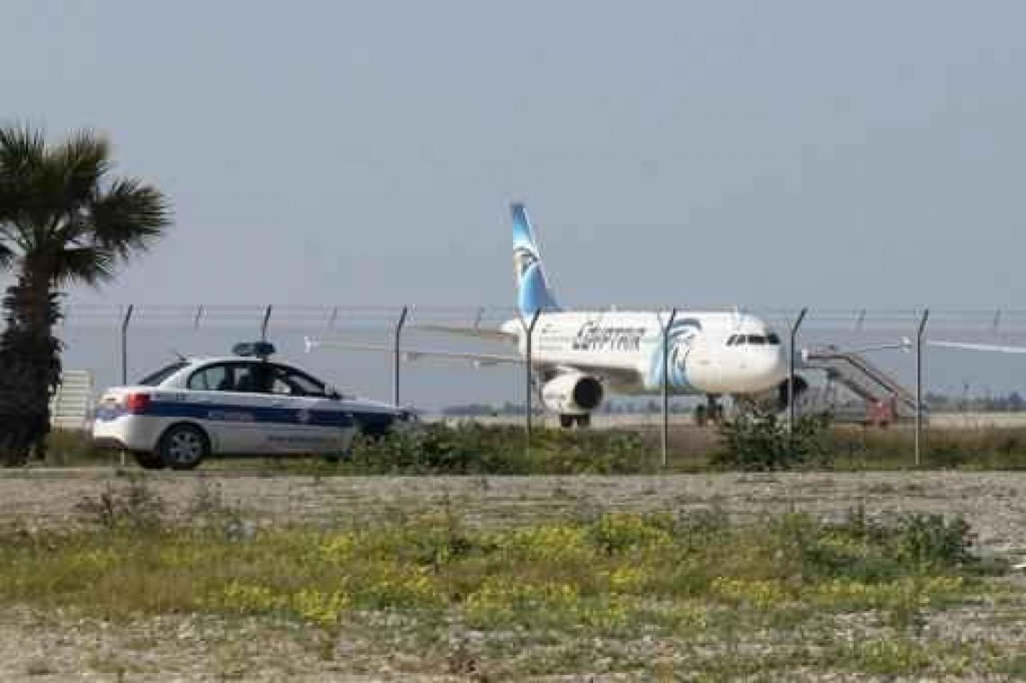 Tientallen passagiers verlaten gekaapt Egypt Air-toestel