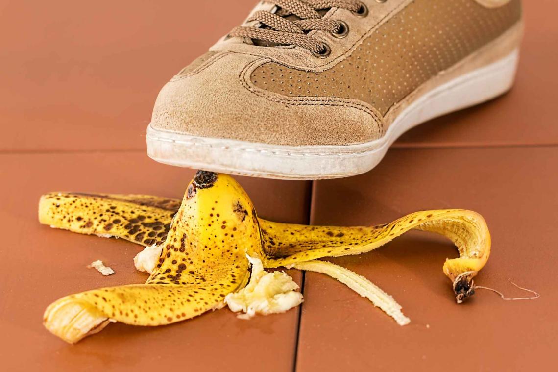 Uitglijden over bananenschil is nieuwste online trend