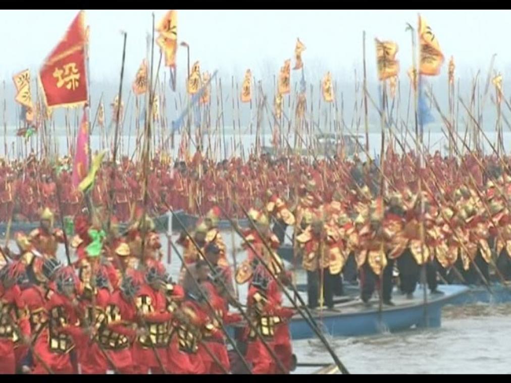 VIDEO. Chinees botenfestival levert bontgekleurde beelden op