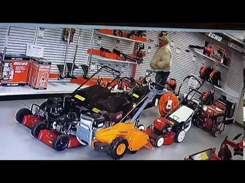 VIDEO. Man steelt kettingzaag en steekt die in zijn broek