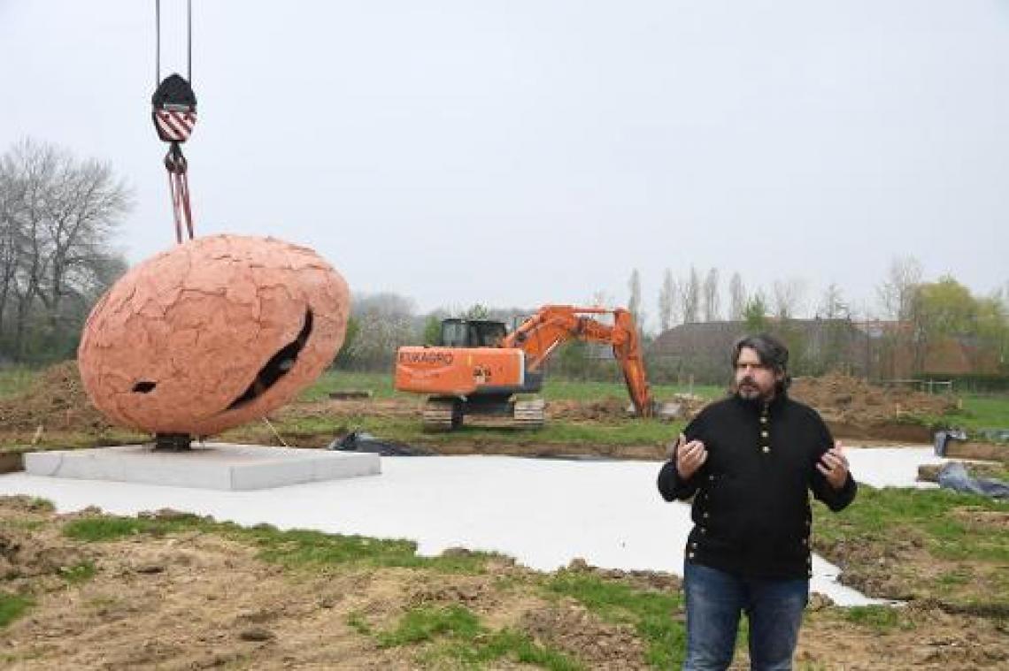 Reuzenei van Coming World Remember Me wordt permanent kunstwerk