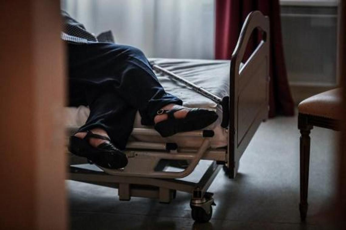 Ruim vier op de tien bewoners in woon-zorgcentrum worden 's nachts vastgebonden