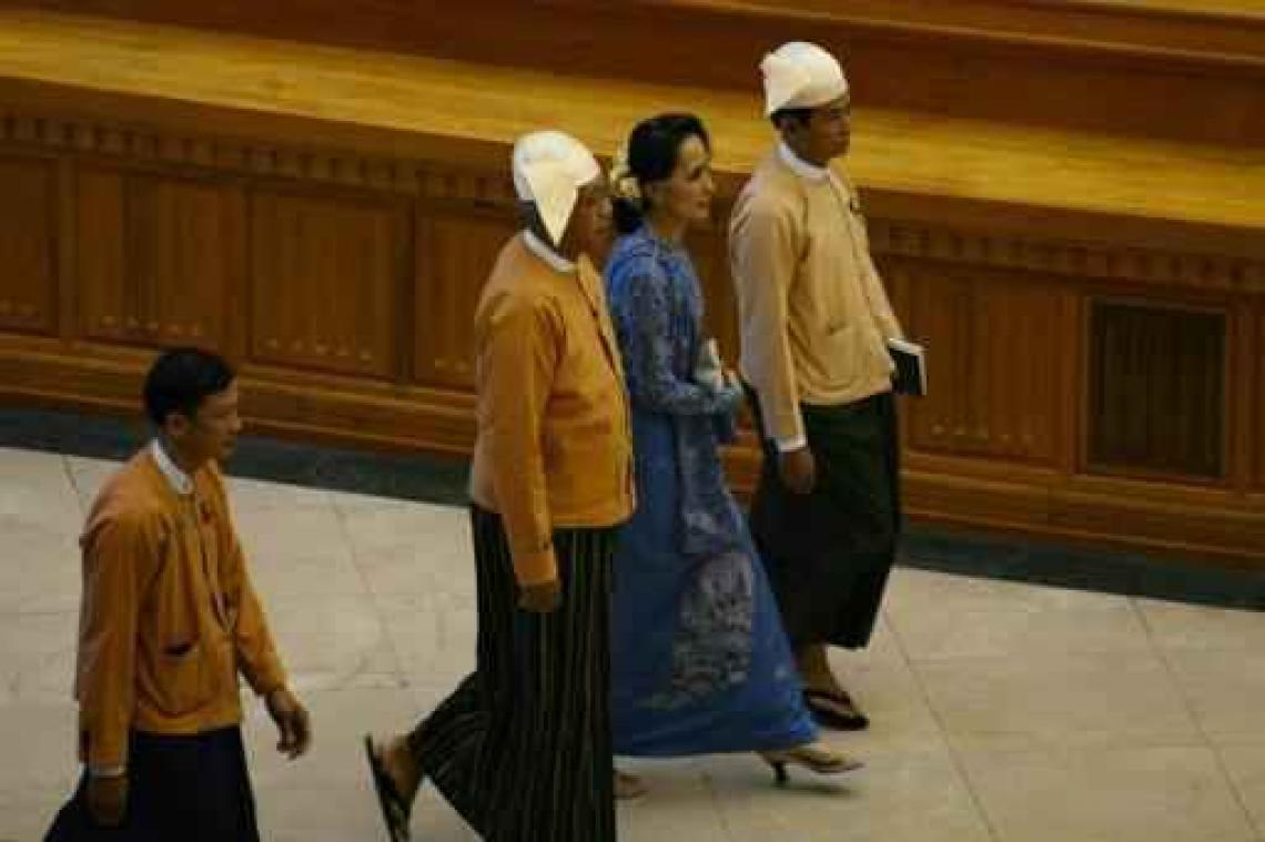 Aung San Suu Kyi legt eed af als minister van Buitenlandse Zaken