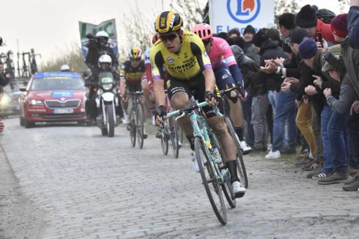 Parijs-Roubaix - Wout van Aert pas 22e na overdreven dosis pech: "Het zit me hier niet mee"