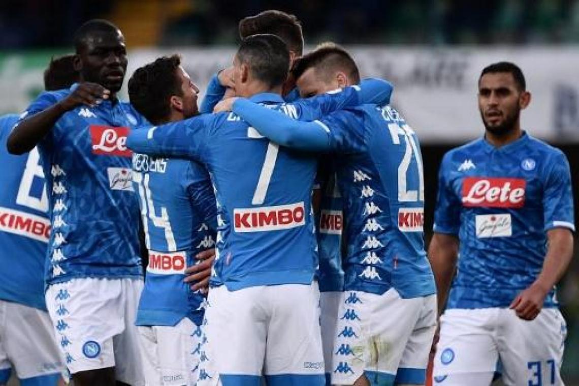 Belgen in het buitenland - Mertens en Napoli stellen titelfeest Juve opnieuw een weekje uit, Chievo degradeert