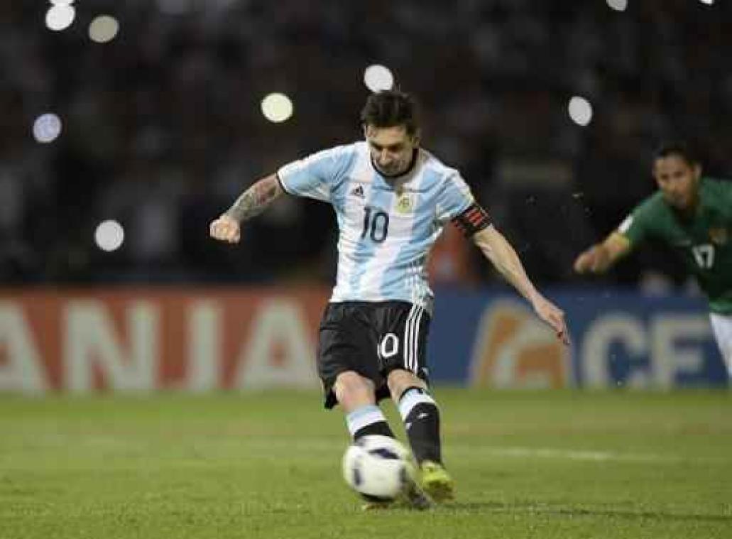 Uruguay op kop na eerste nederlaag Ecuador, Messi maakt 50e doelpunt voor Argentinië