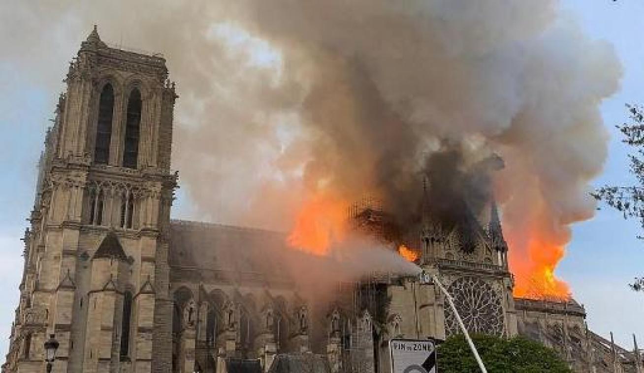 Brand Notre-Dame: toren ingestort, volledige geraamte van dak staat in brand
