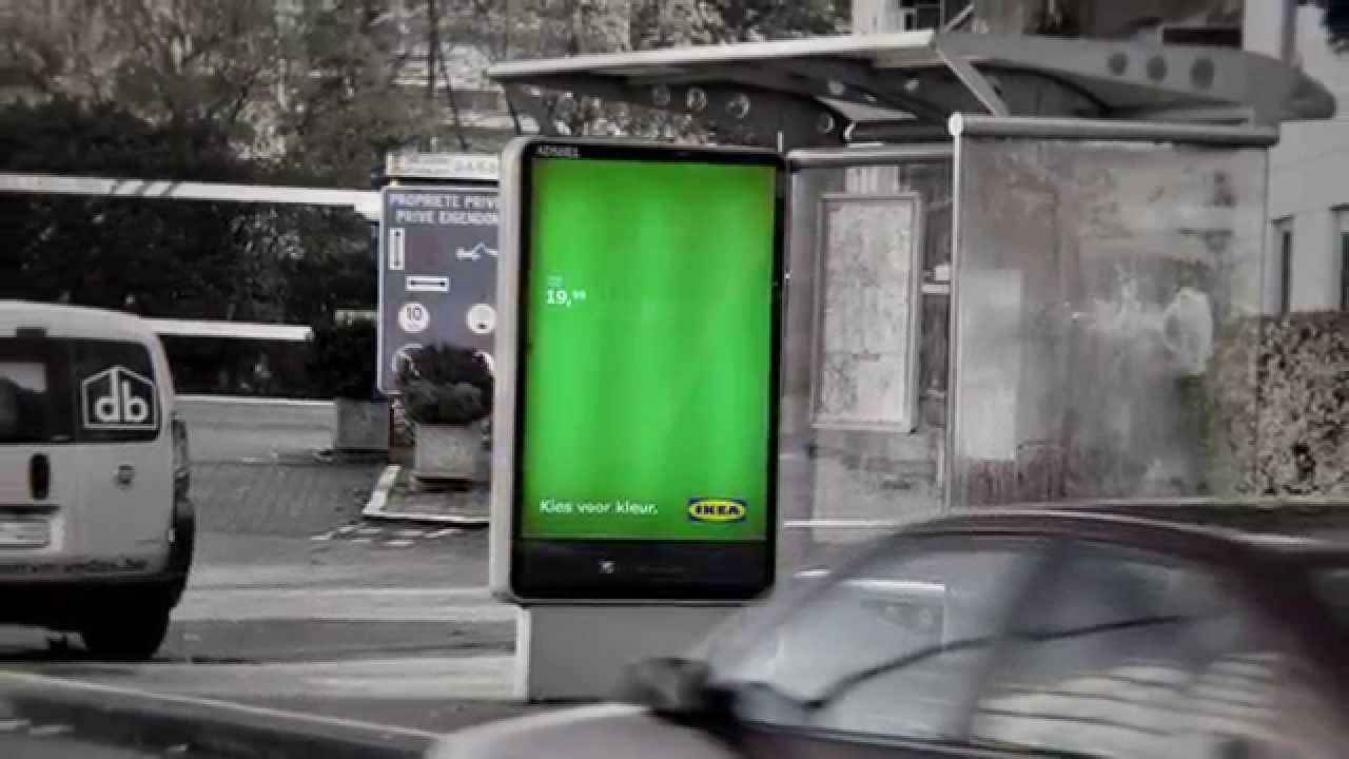 Reclameborden met optische illusie om België minder grijs te maken