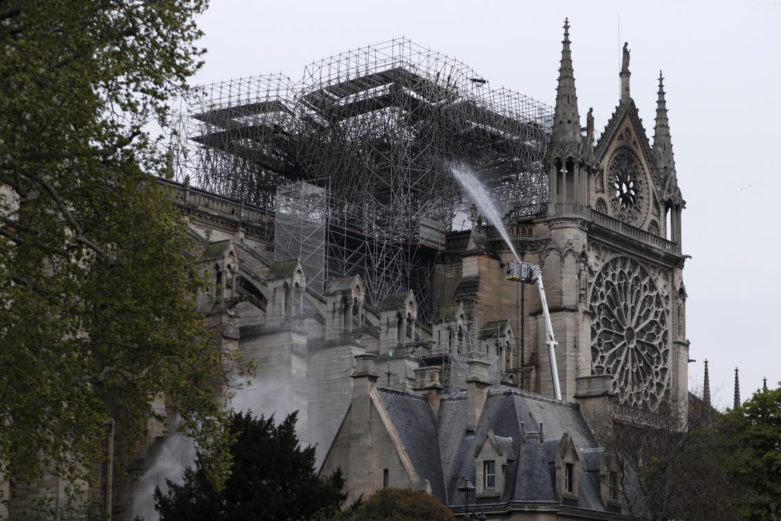 Brand Notre-Dame: Vuur is volledig geblust, speurders gaan uit van ongeval