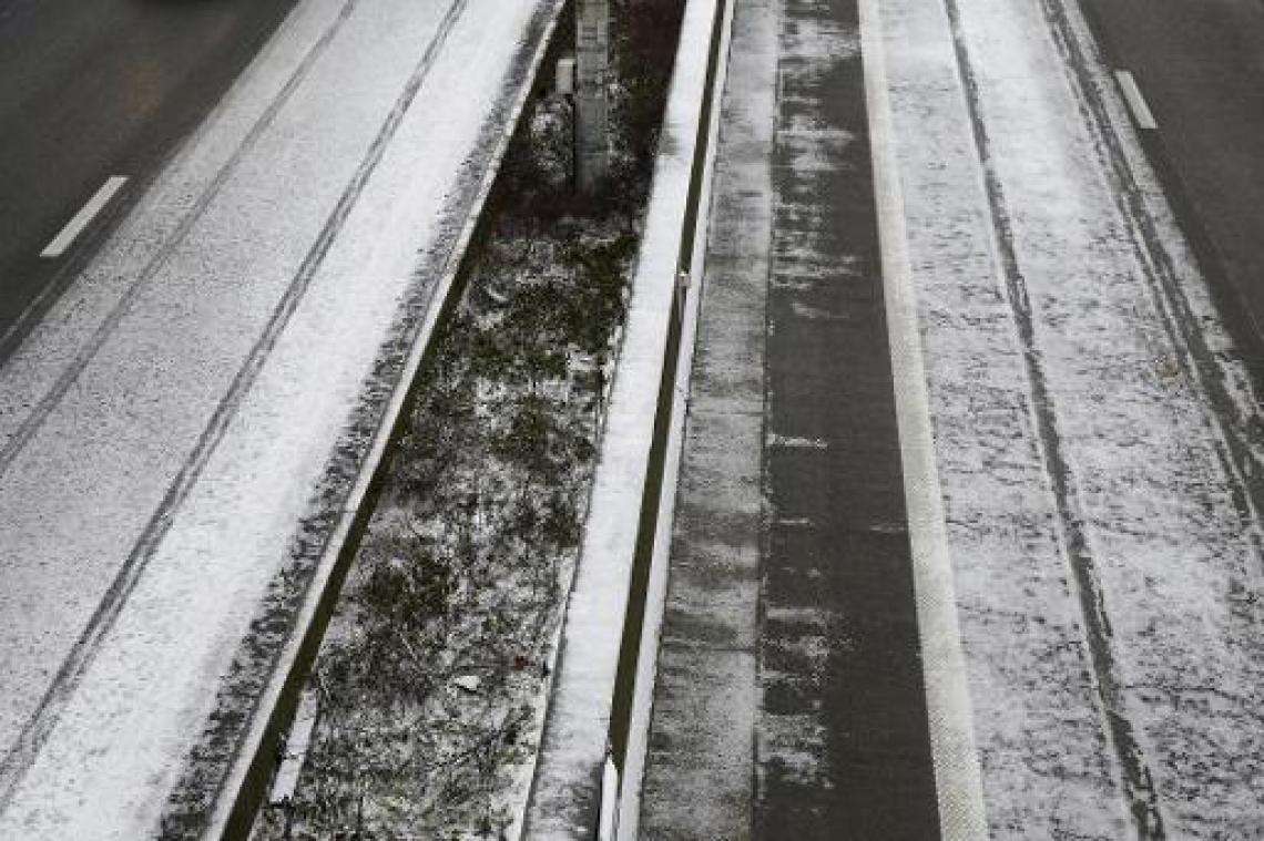 Pas aangelegd milieuvriendelijk asfalt op E17 in Waasmunster moet vervangen worden