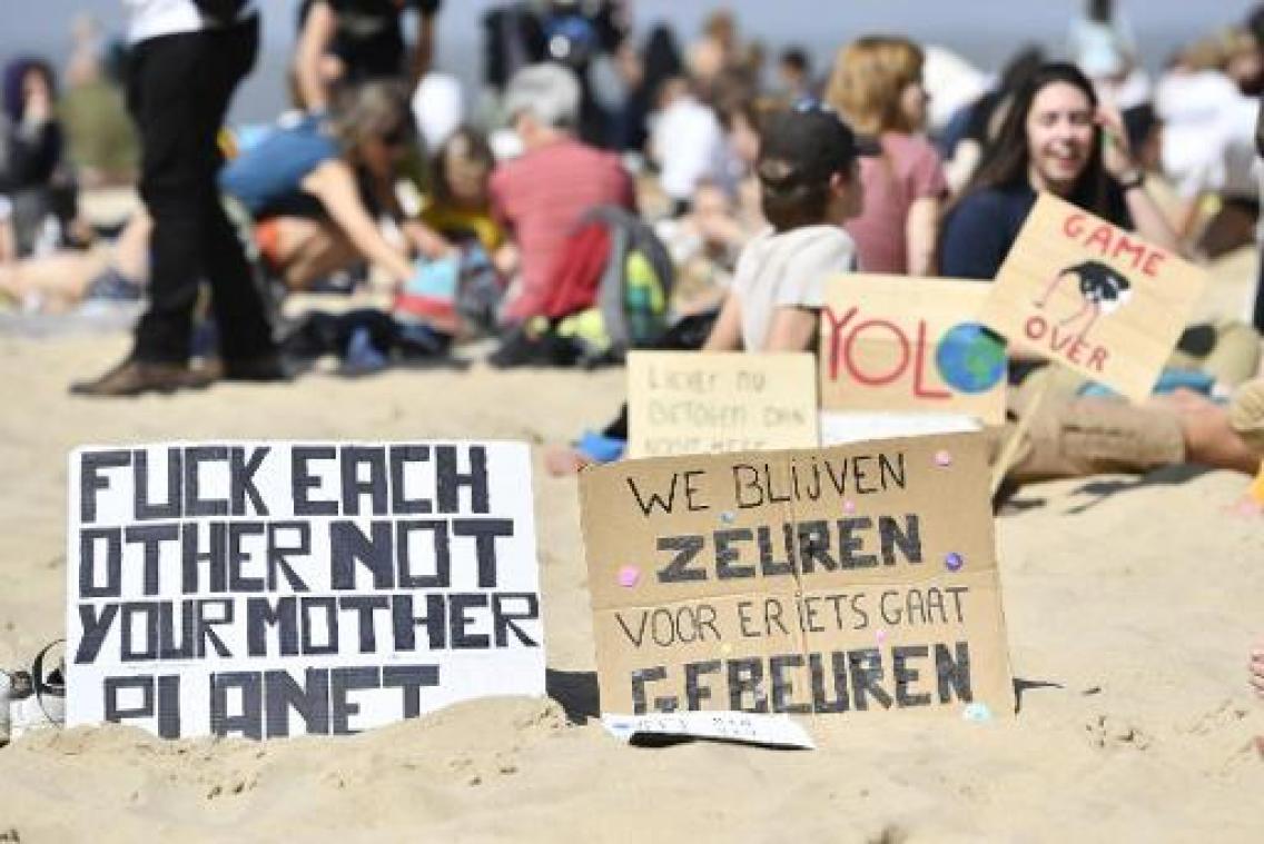 Enkele honderden activisten "chillen voor het klimaat" op het strand van Oostende