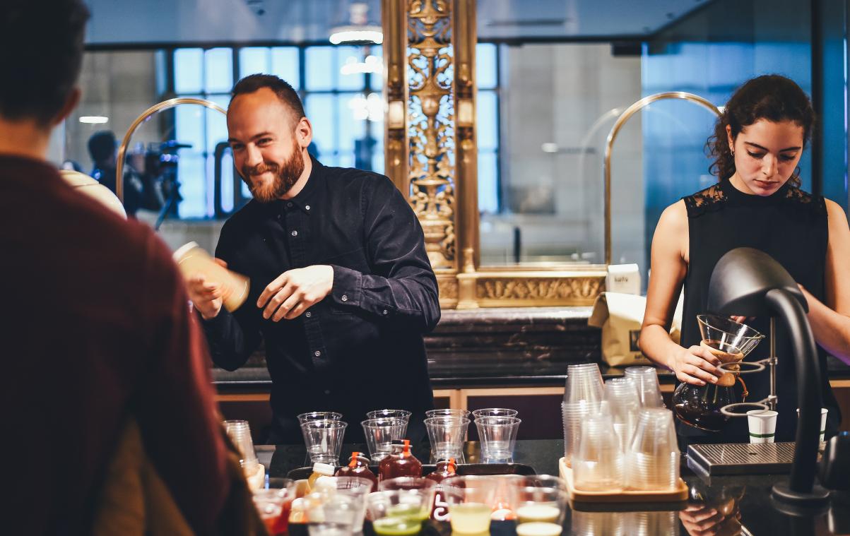 Geforceerd lachen op de werkvloer leidt tot alcoholconsumptie