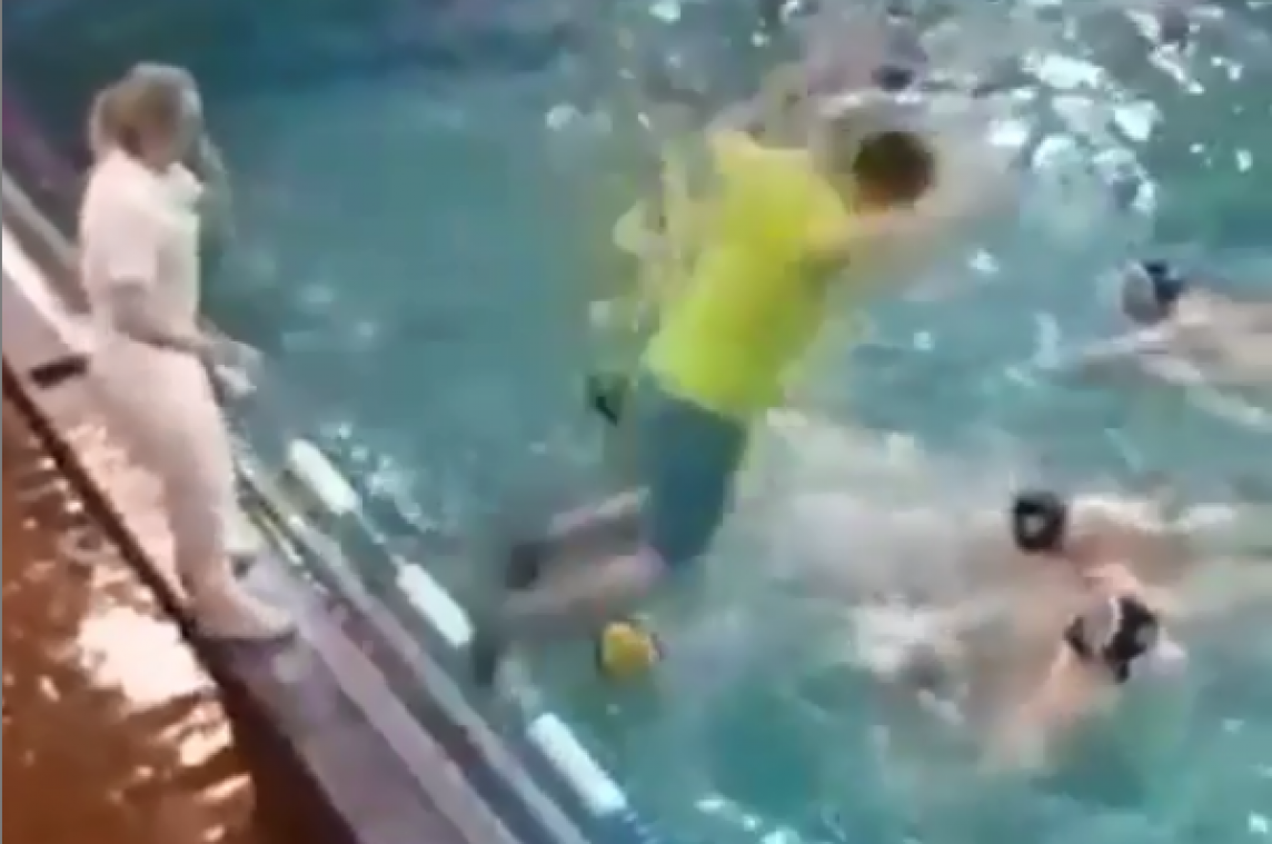 VIDEO. Waterpolowedstrijd loopt uit de hand: vechtpartij in het water