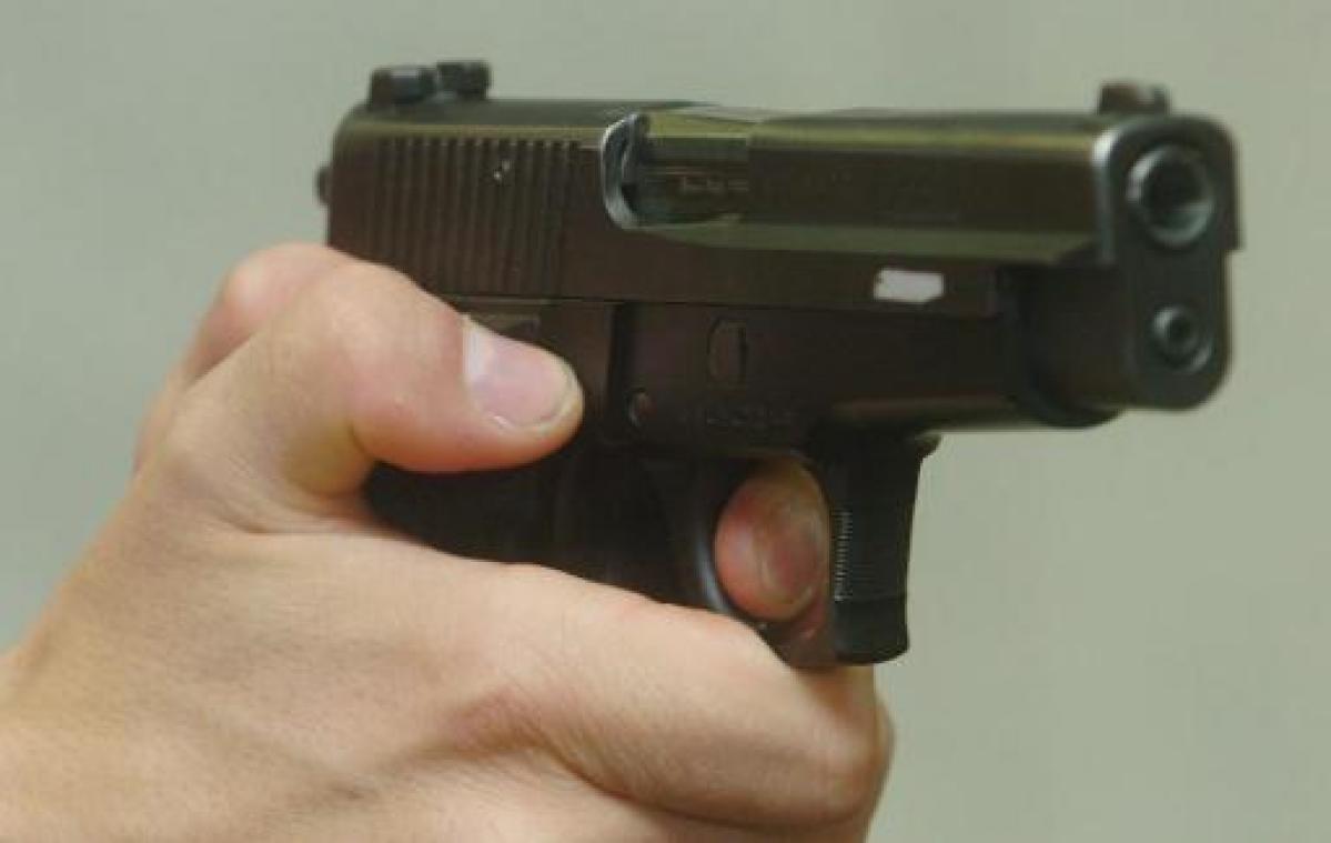 Wapenarsenaal bij vrouw die in eigen teen schoot