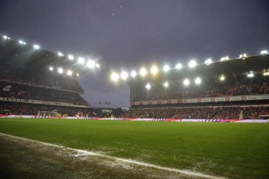 Standard en Antwerp krijgen boete voor gebruik van pyrotechnisch materiaal