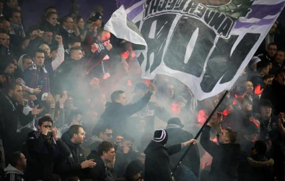 Anderlecht moet 3.500 euro boete betalen voor biergooiers en rookbom tegen Club Brugge