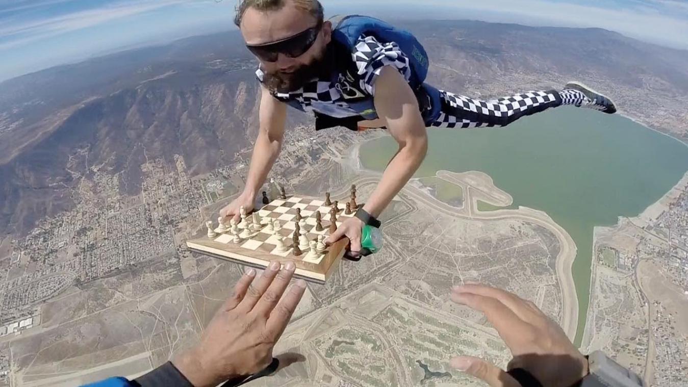 VIDEO. Waaghals speelt schaak terwijl hij skydivet