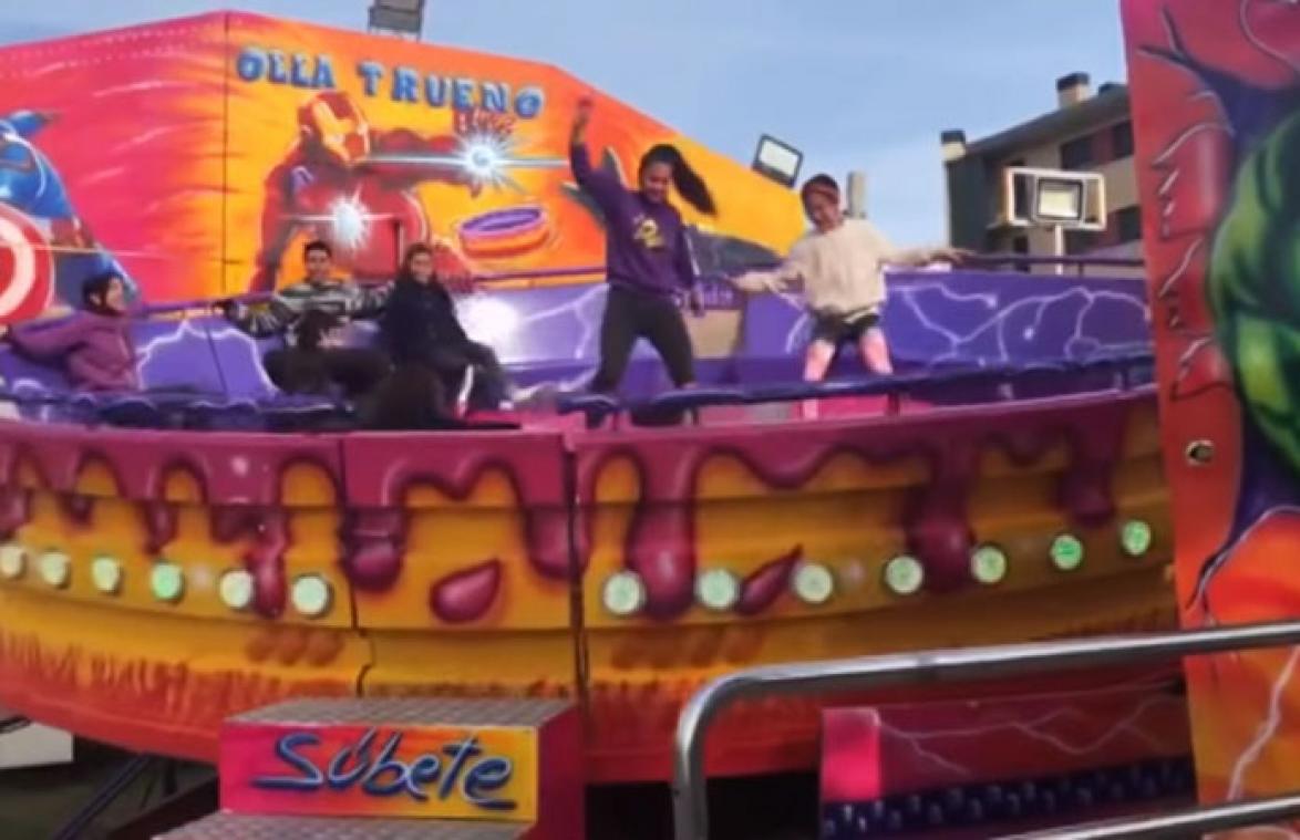 VIDEO. Meisje gewond nadat ze uit kermisattractie vliegt