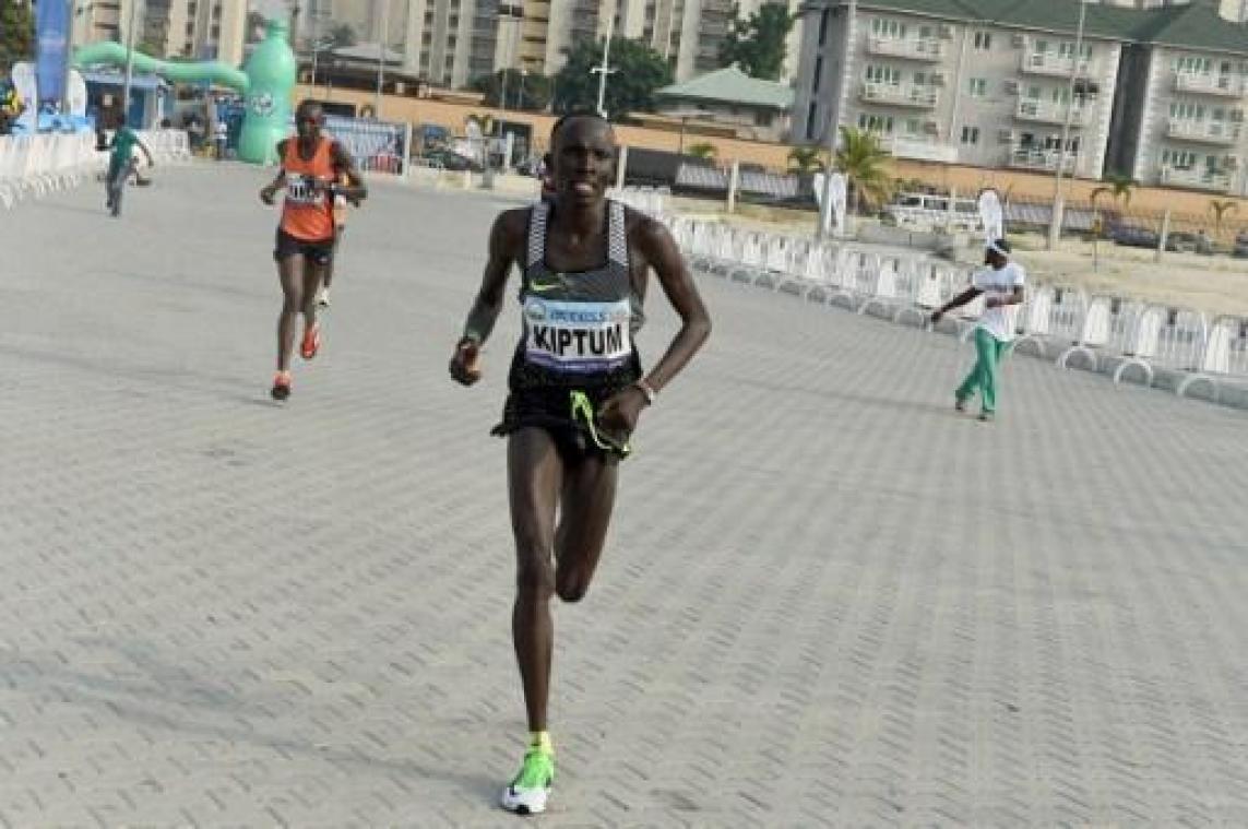 Wereldrecordhouder halve marathon Kiptum, die zondag in Londen zou lopen, test positief