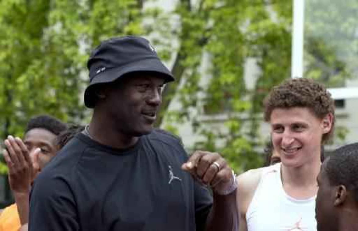 Michael Jordan best betaalde ex-sporter ter wereld