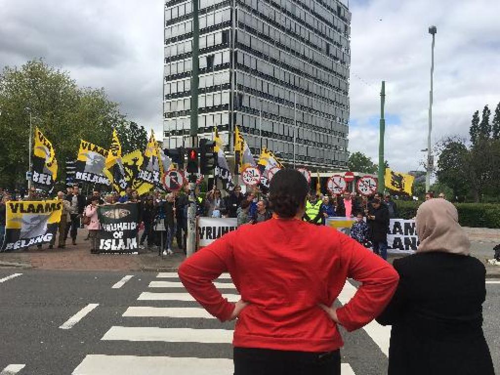 Vlaams Belang voert actie tegen islambeurs in Antwerp Expo