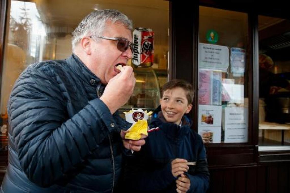 Prins Laurent gaat frietjes eten in Waterloo voor 60-jarig bestaan van frietkot